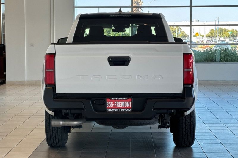 Toyota Tacoma 2WD Vehicle Full-screen Gallery Image 05