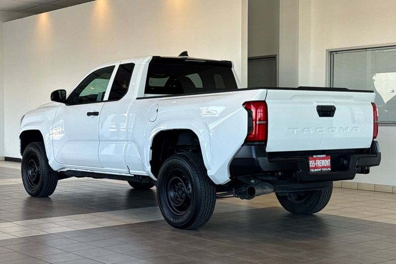 Toyota Tacoma 2WD Vehicle Full-screen Gallery Image 06