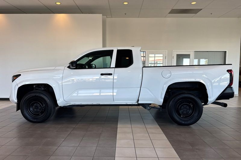 Toyota Tacoma 2WD Vehicle Full-screen Gallery Image 07