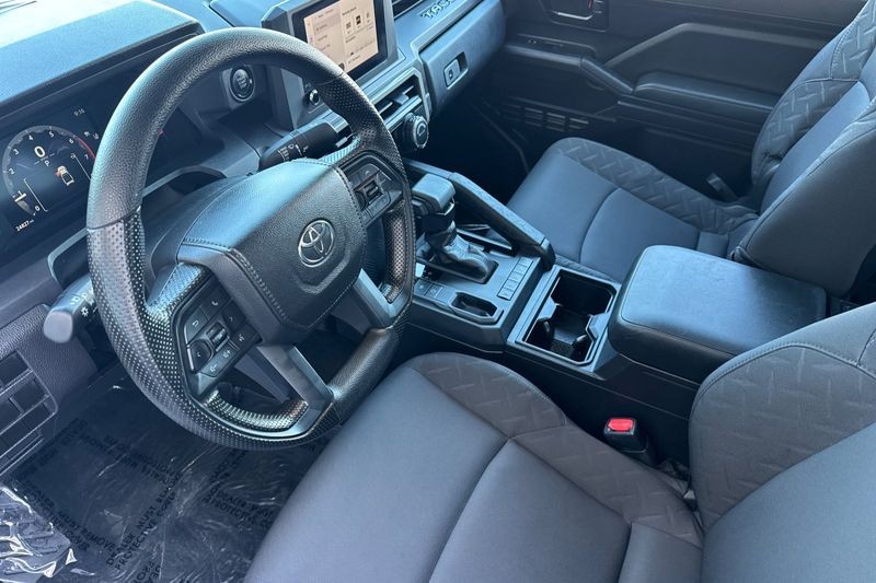 Toyota Tacoma 2WD Vehicle Full-screen Gallery Image 10