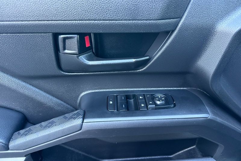 Toyota Tacoma 2WD Vehicle Full-screen Gallery Image 11