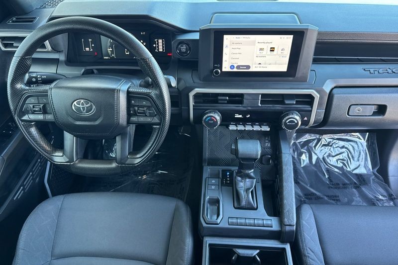 Toyota Tacoma 2WD Vehicle Full-screen Gallery Image 12