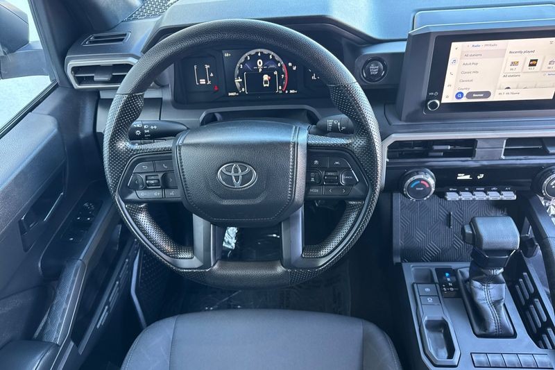 Toyota Tacoma 2WD Vehicle Full-screen Gallery Image 13