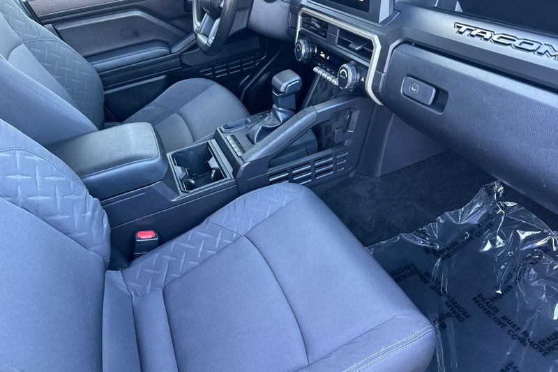 Toyota Tacoma 2WD Vehicle Full-screen Gallery Image 14