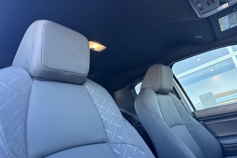 Toyota Tacoma 2WD Vehicle Full-screen Gallery Image 15