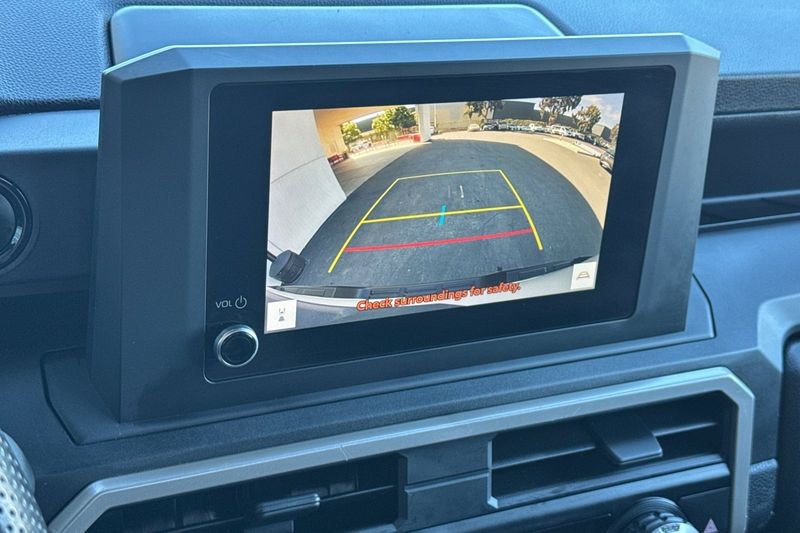 Toyota Tacoma 2WD Vehicle Full-screen Gallery Image 17