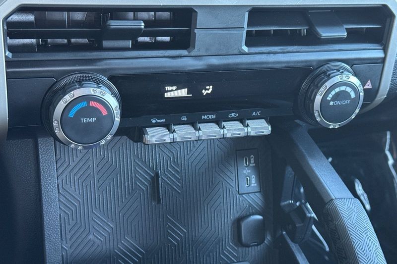 Toyota Tacoma 2WD Vehicle Full-screen Gallery Image 18