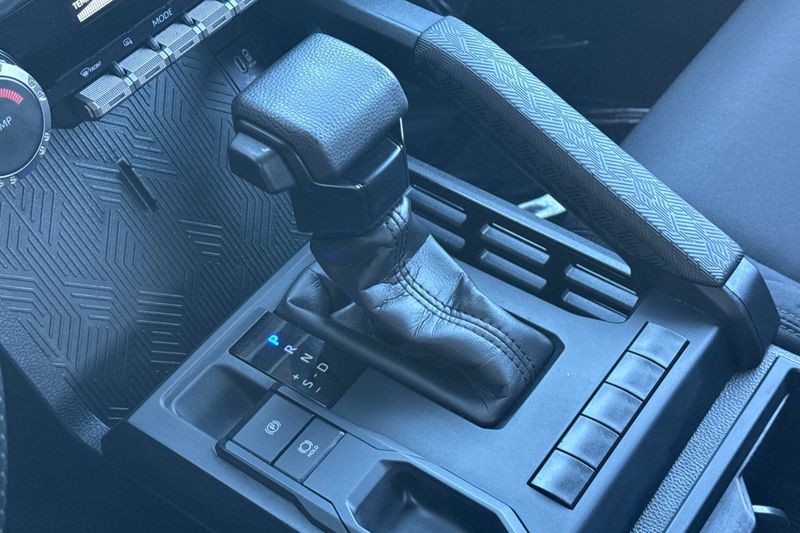 Toyota Tacoma 2WD Vehicle Full-screen Gallery Image 19