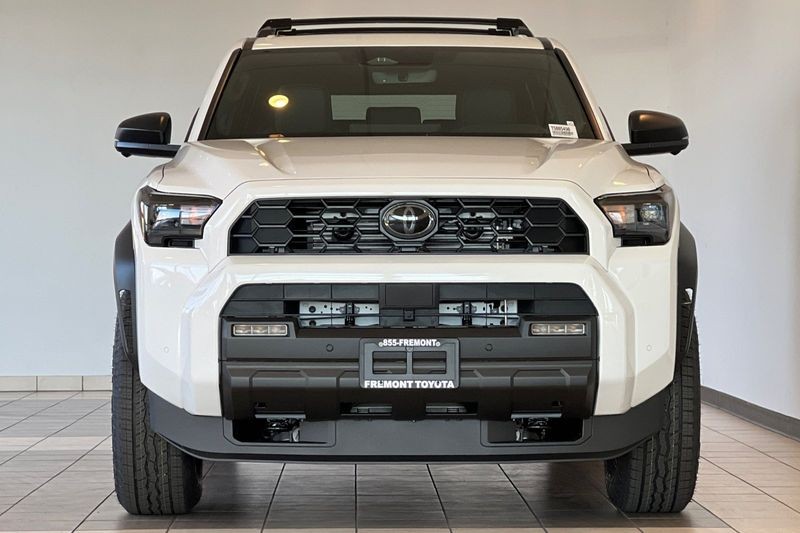 Toyota 4Runner Vehicle Full-screen Gallery Image 03