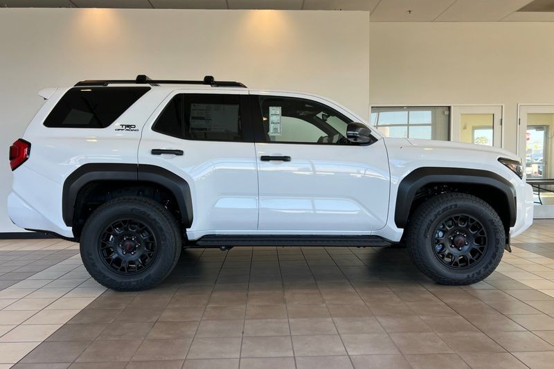Toyota 4Runner Vehicle Full-screen Gallery Image 04