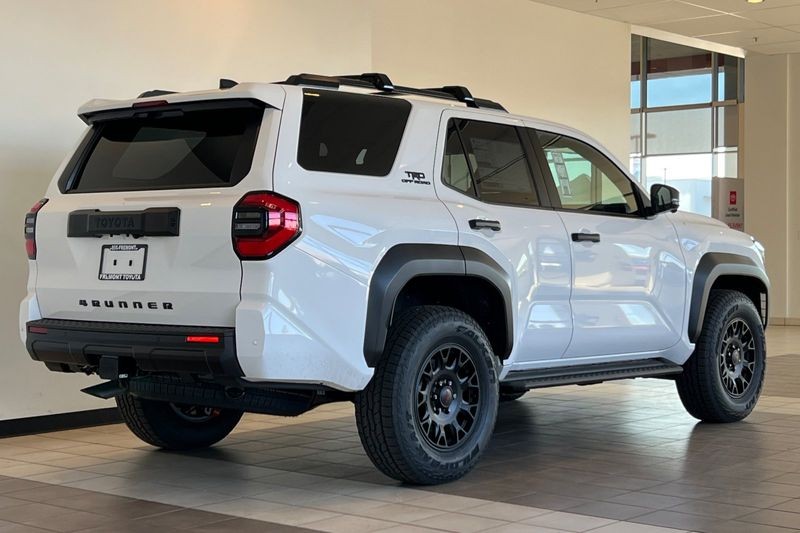 Toyota 4Runner Vehicle Full-screen Gallery Image 05