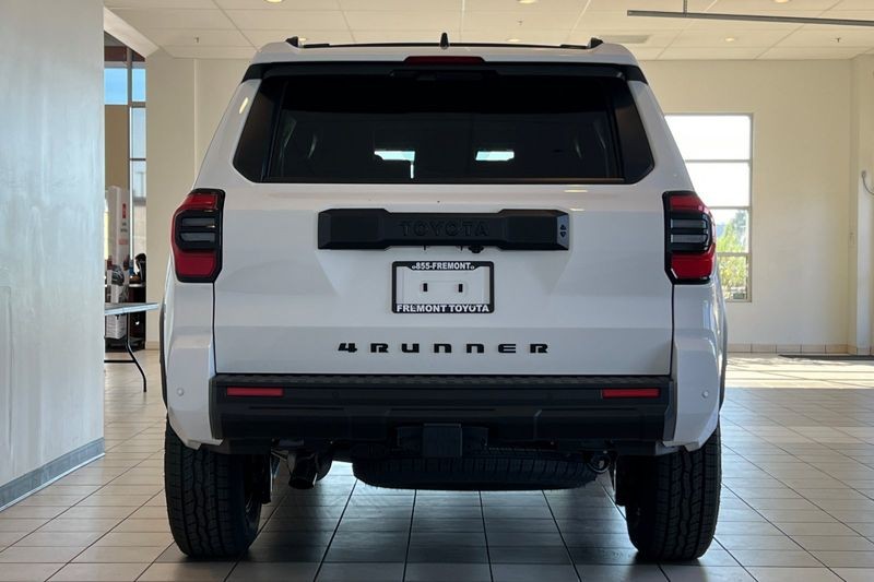 Toyota 4Runner Vehicle Full-screen Gallery Image 06