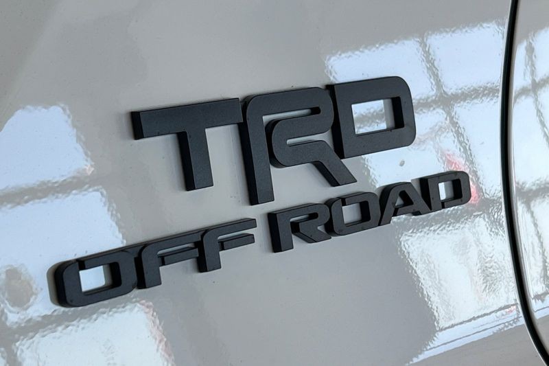 Toyota 4Runner Vehicle Full-screen Gallery Image 07
