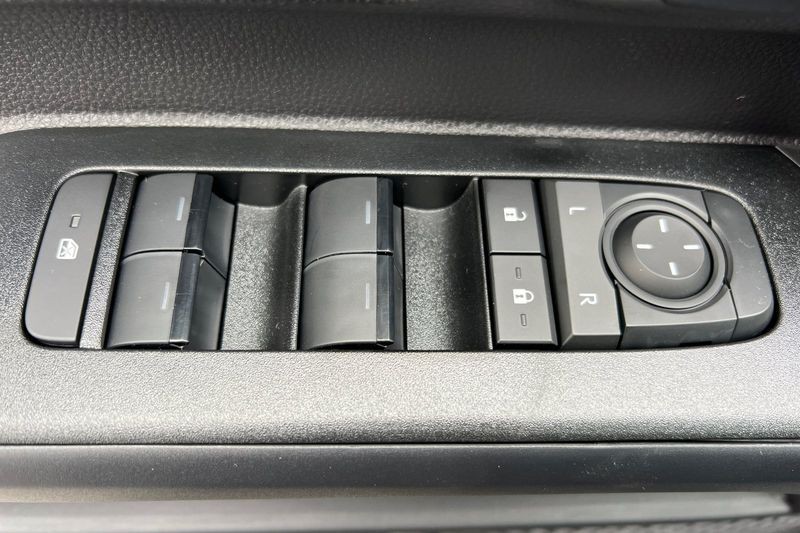 Toyota 4Runner Vehicle Full-screen Gallery Image 09