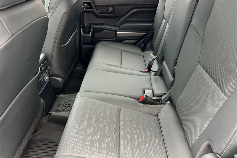 Toyota 4Runner Vehicle Full-screen Gallery Image 10