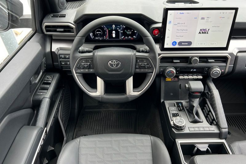 Toyota 4Runner Vehicle Full-screen Gallery Image 12