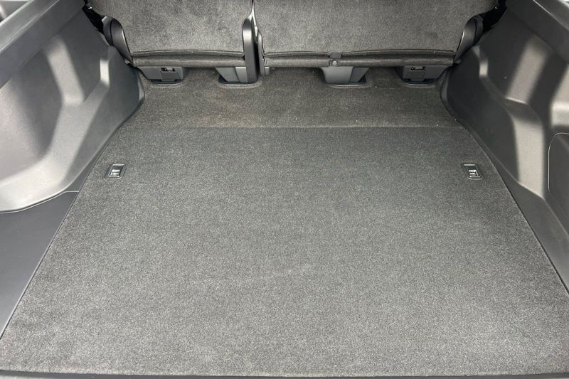 Toyota 4Runner Vehicle Full-screen Gallery Image 13