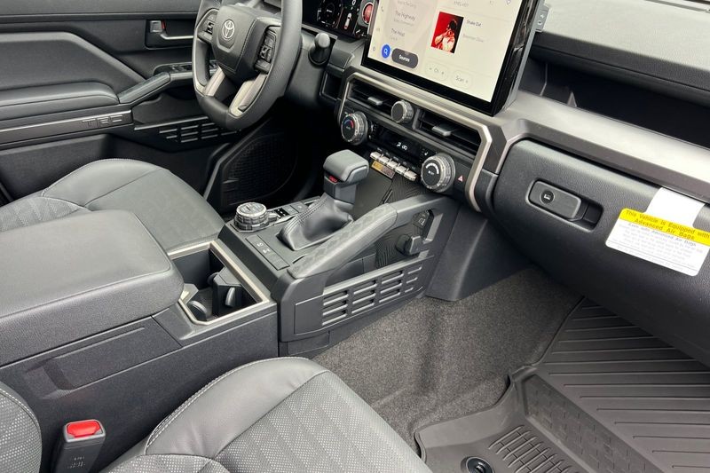 Toyota 4Runner Vehicle Full-screen Gallery Image 14