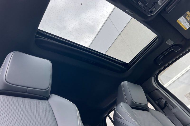 Toyota 4Runner Vehicle Full-screen Gallery Image 15