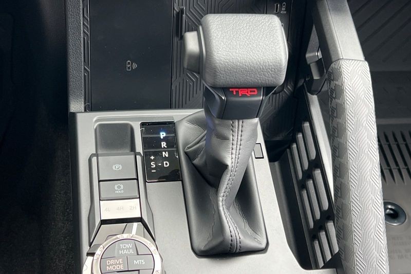 Toyota 4Runner Vehicle Full-screen Gallery Image 19