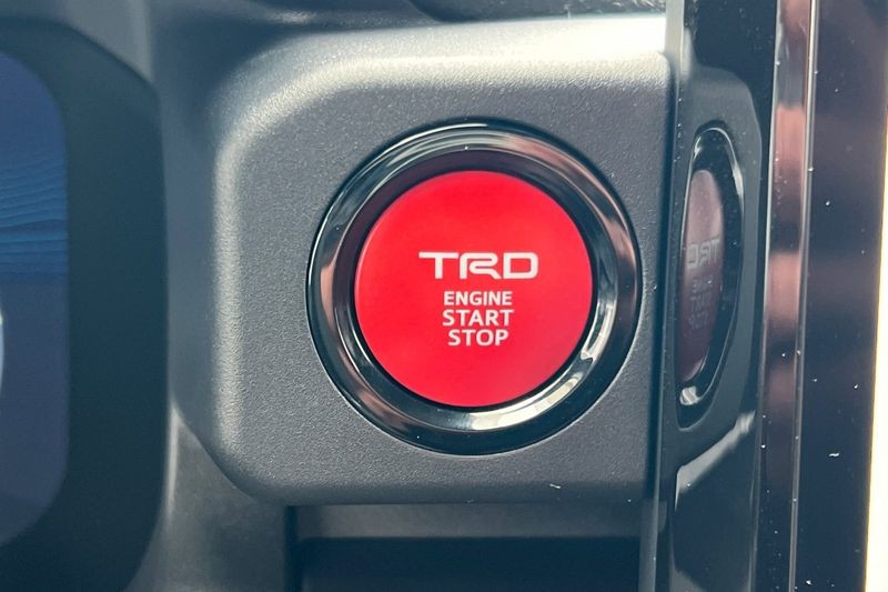 Toyota 4Runner Vehicle Full-screen Gallery Image 20