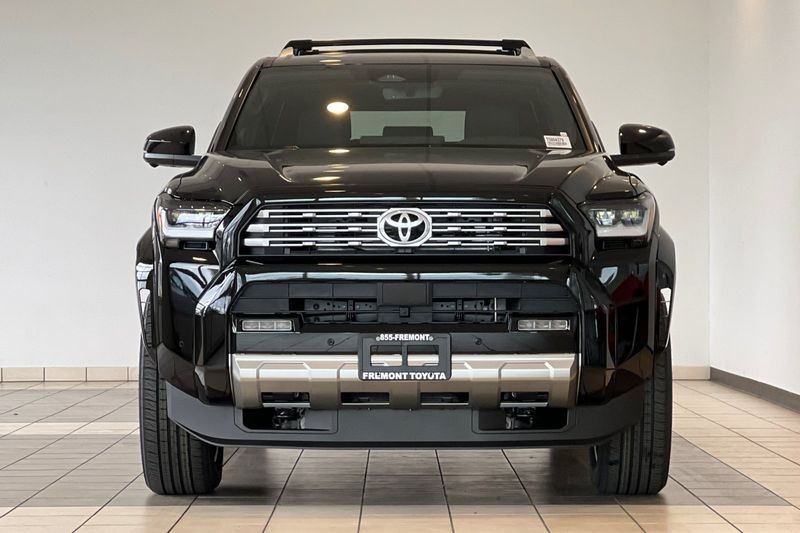 Toyota 4Runner Vehicle Full-screen Gallery Image 03