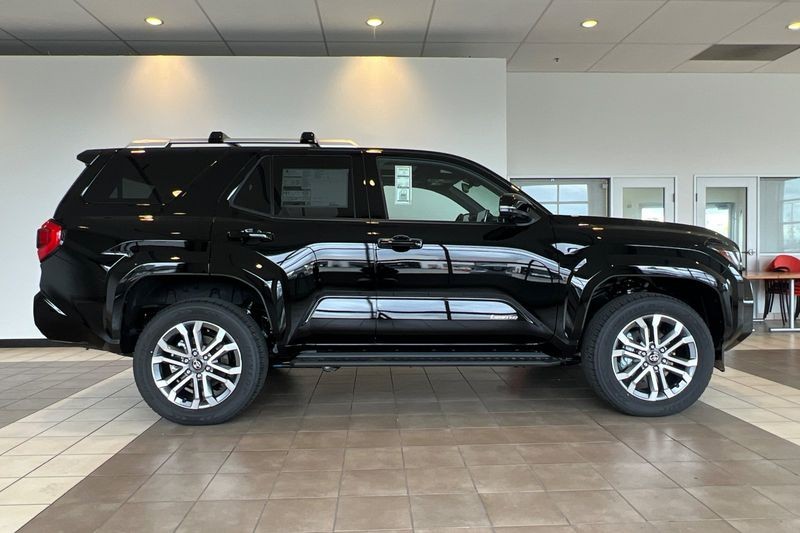 Toyota 4Runner Vehicle Full-screen Gallery Image 04