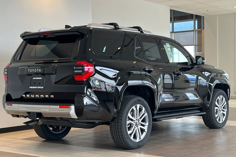 Toyota 4Runner Vehicle Full-screen Gallery Image 05