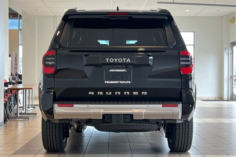 Toyota 4Runner Vehicle Full-screen Gallery Image 06