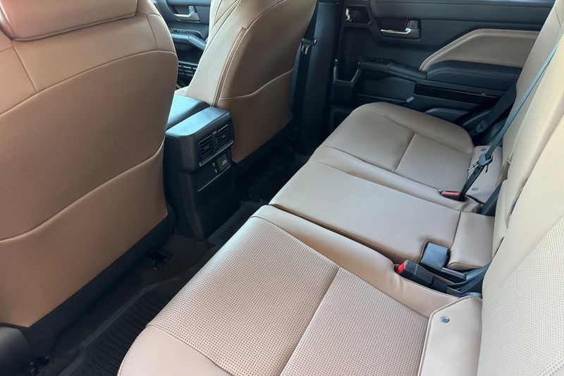 Toyota 4Runner Vehicle Full-screen Gallery Image 10