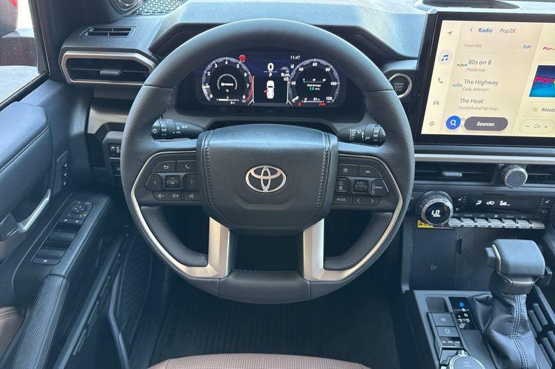 Toyota 4Runner Vehicle Full-screen Gallery Image 12