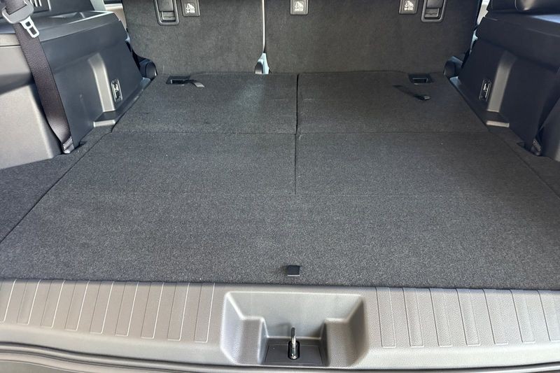 Toyota 4Runner Vehicle Full-screen Gallery Image 14