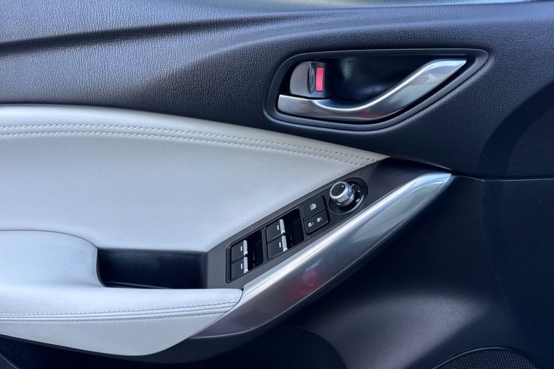 Mazda Mazda6 Vehicle Full-screen Gallery Image 11