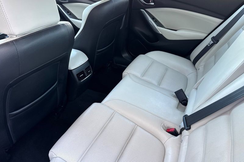 Mazda Mazda6 Vehicle Full-screen Gallery Image 12