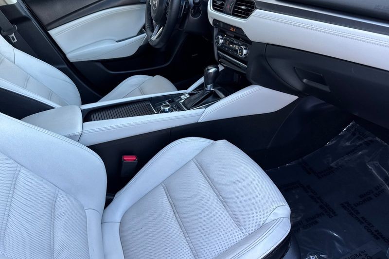 Mazda Mazda6 Vehicle Full-screen Gallery Image 15