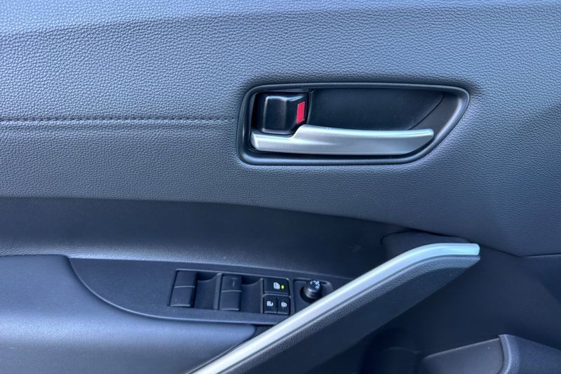 Toyota Corolla Cross Vehicle Full-screen Gallery Image 11