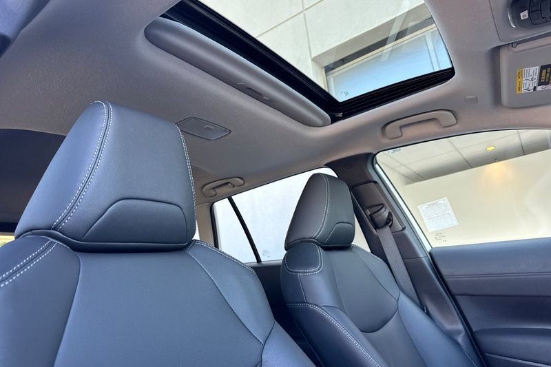 Toyota Corolla Cross Vehicle Full-screen Gallery Image 17