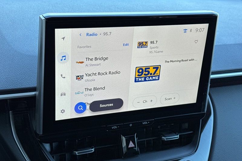 Toyota Corolla Cross Vehicle Full-screen Gallery Image 18