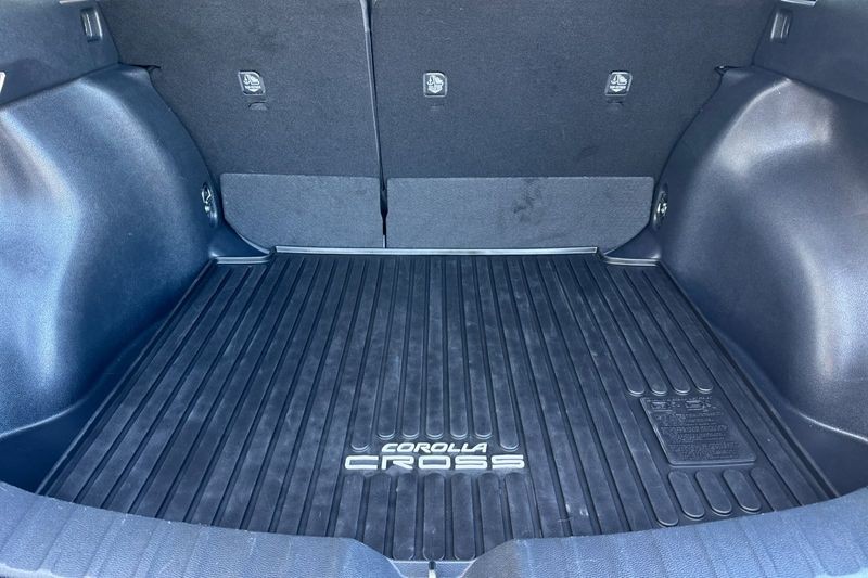 Toyota Corolla Cross Vehicle Full-screen Gallery Image 15