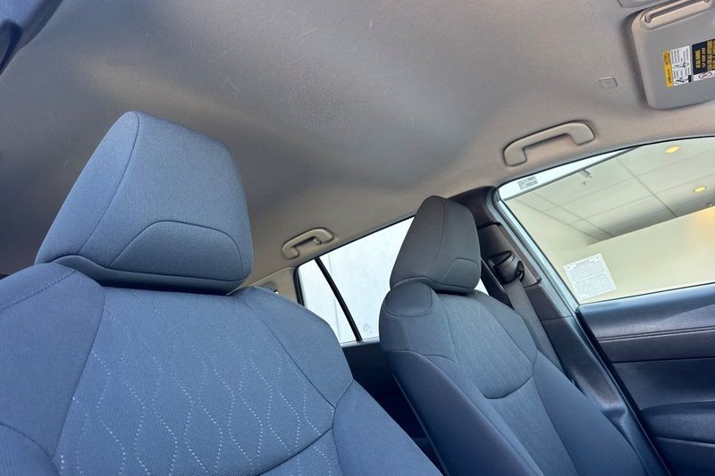 Toyota Corolla Cross Vehicle Full-screen Gallery Image 17