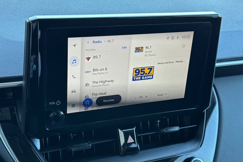 Toyota Corolla Cross Vehicle Full-screen Gallery Image 18