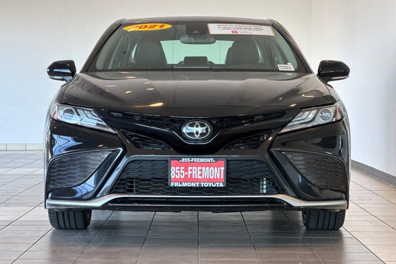 Toyota Camry Vehicle Full-screen Gallery Image 09