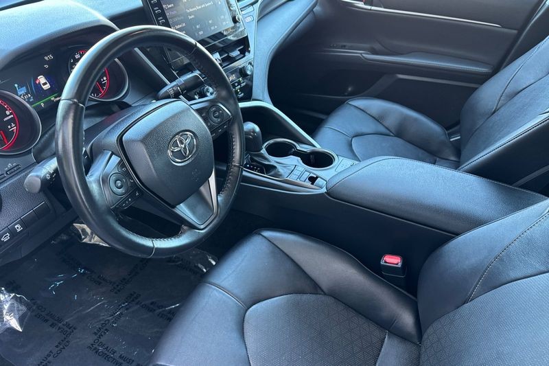 Toyota Camry Vehicle Full-screen Gallery Image 10