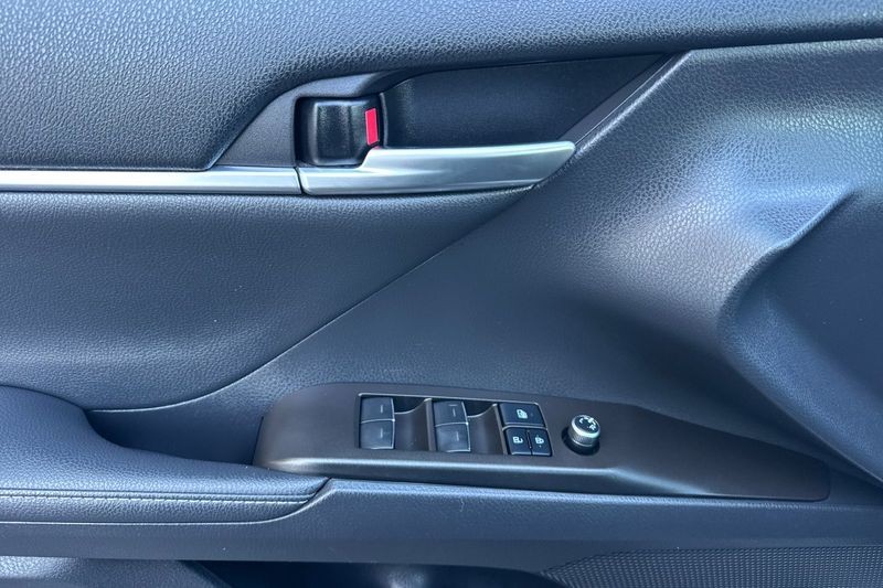 Toyota Camry Vehicle Full-screen Gallery Image 11
