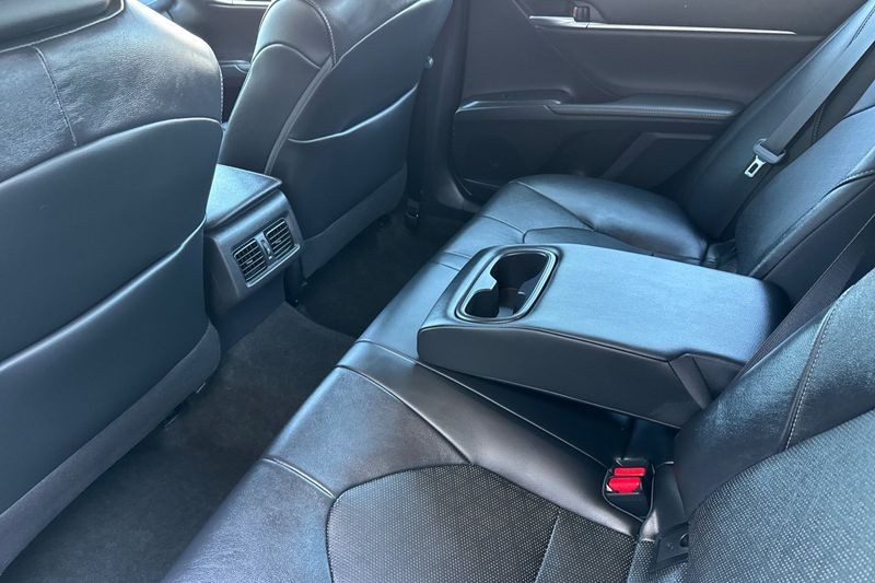 Toyota Camry Vehicle Full-screen Gallery Image 12