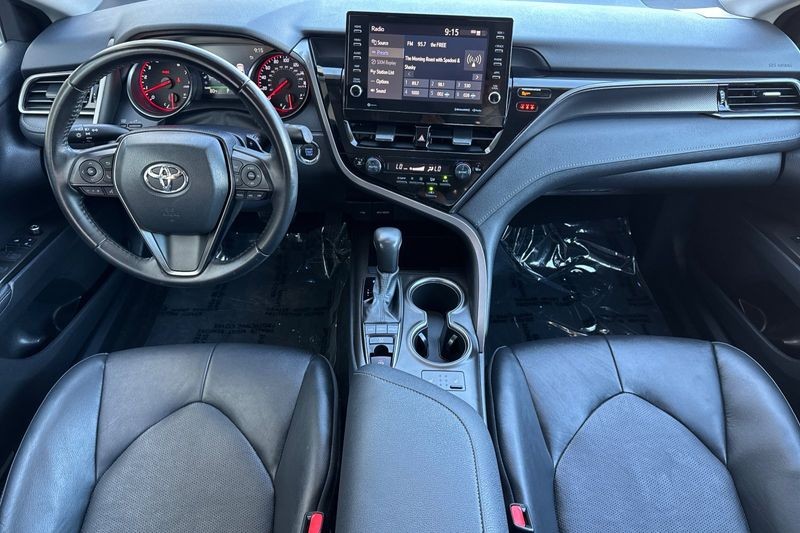 Toyota Camry Vehicle Full-screen Gallery Image 13