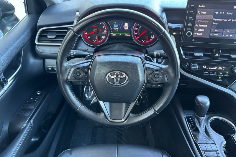 Toyota Camry Vehicle Full-screen Gallery Image 14
