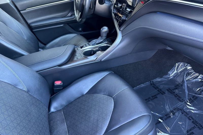 Toyota Camry Vehicle Full-screen Gallery Image 15