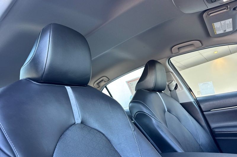 Toyota Camry Vehicle Full-screen Gallery Image 16