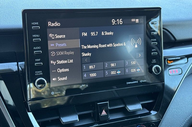 Toyota Camry Vehicle Full-screen Gallery Image 17